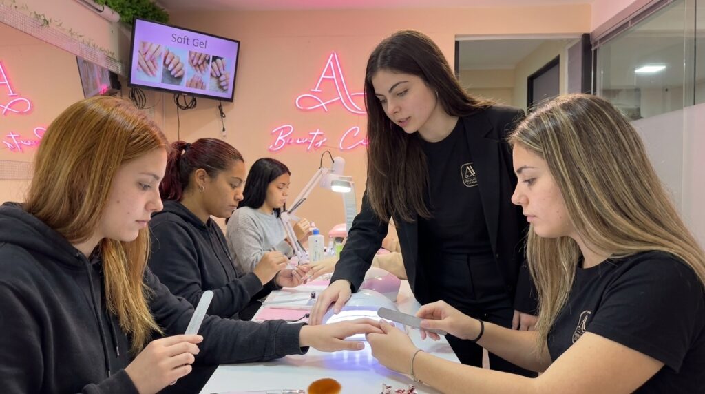 Woman_teaching_students_nail_art_202607161438